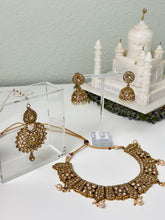 Load image into Gallery viewer, Gold Kundan &amp; Faux Pearl Choker Necklace Set w/Tika
